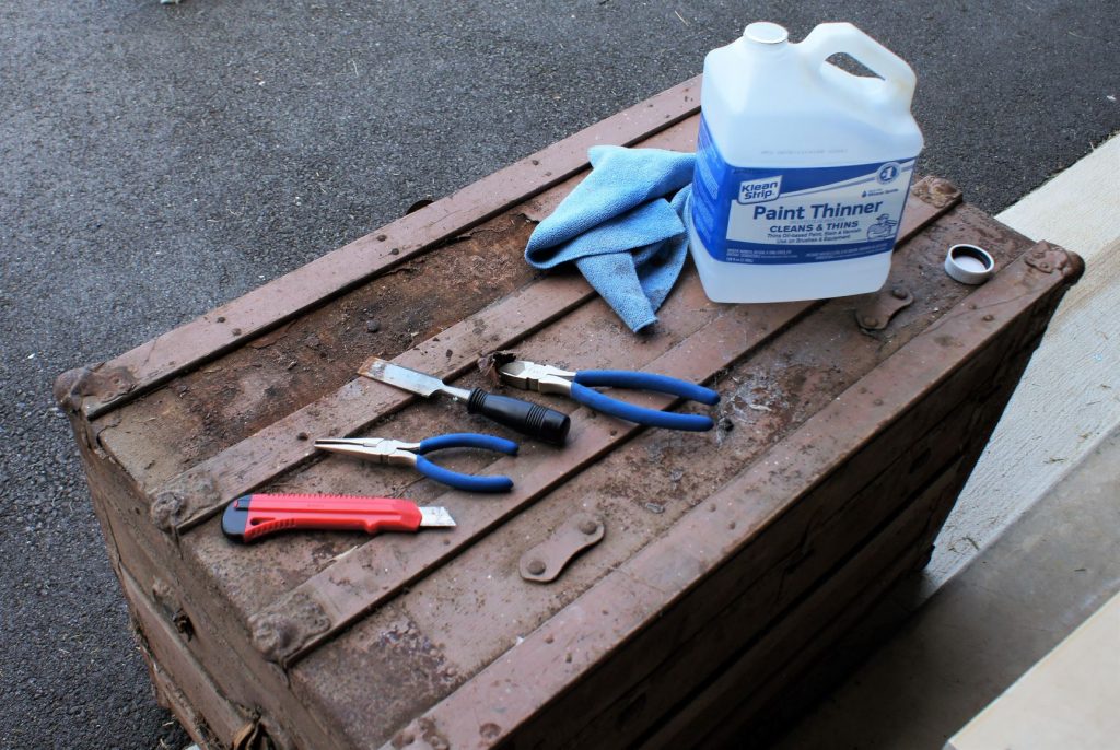 Simple tools for the antique trunk refinish
